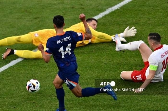 Gelandang timnas Belanda keturunan Maluku, Tijjani Reijnders, berpeluang cetak gol saat hadapi timnas Polandia pada duel Euro 2024 di Volksparkstadion Hamburg (16/6/2024).