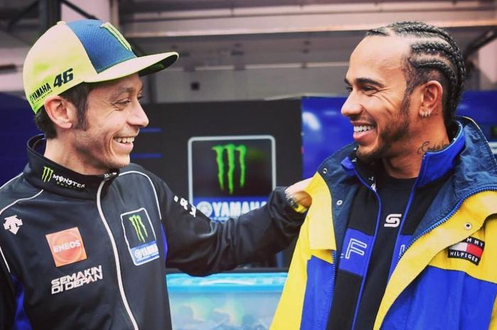 Momen ketika Valentino Rossi bertemu dengan Lewis Hamilton di Sirkuit Losail, Qatar.