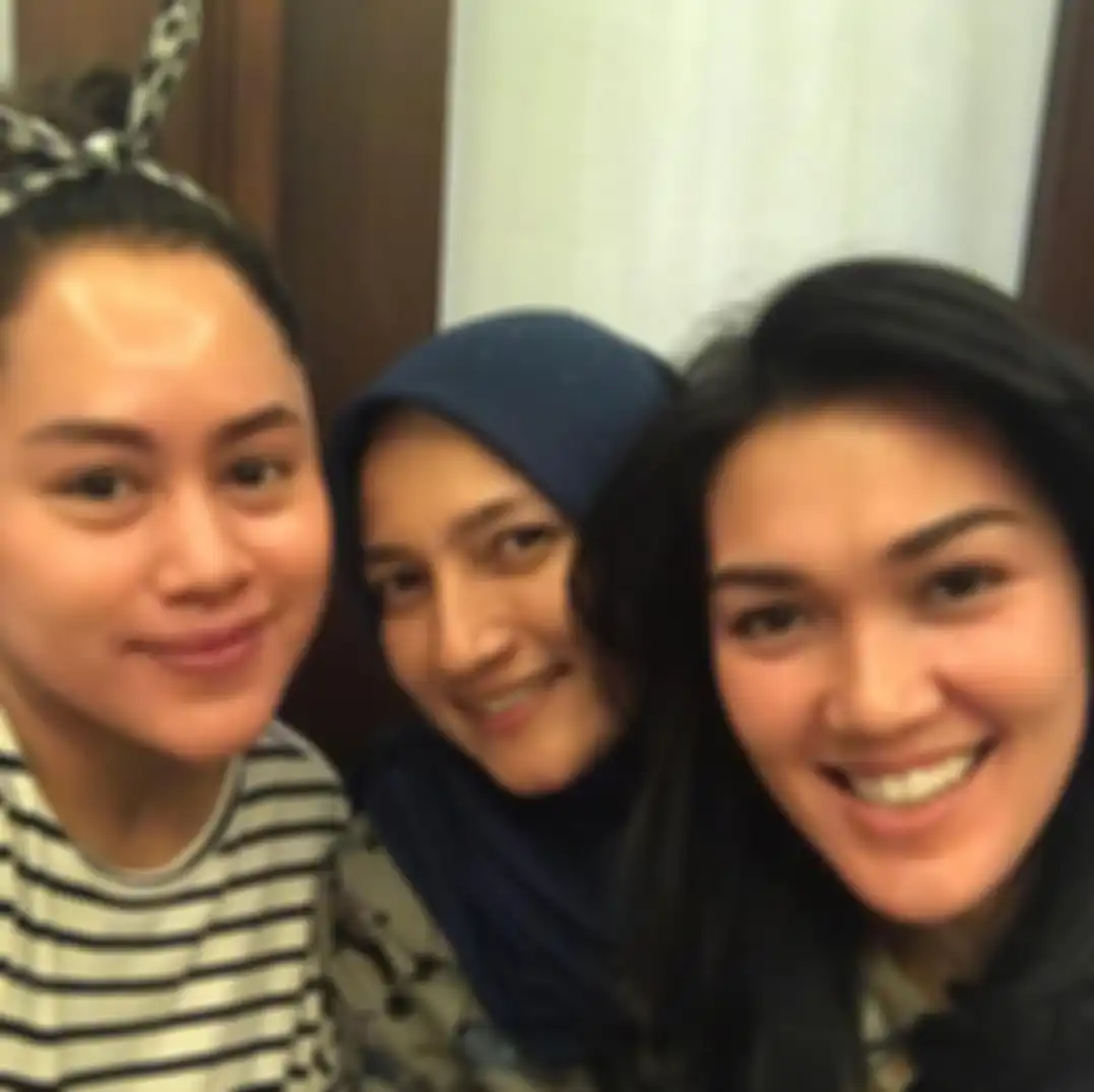 (tengah) Sarah Amalia, mantan istri Ariel Noah