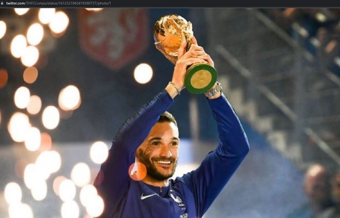 Hugo Lloris mengangkat trofi Piala Dunia saat menjuarai bersama timnas Prancis pada edisi 2018.