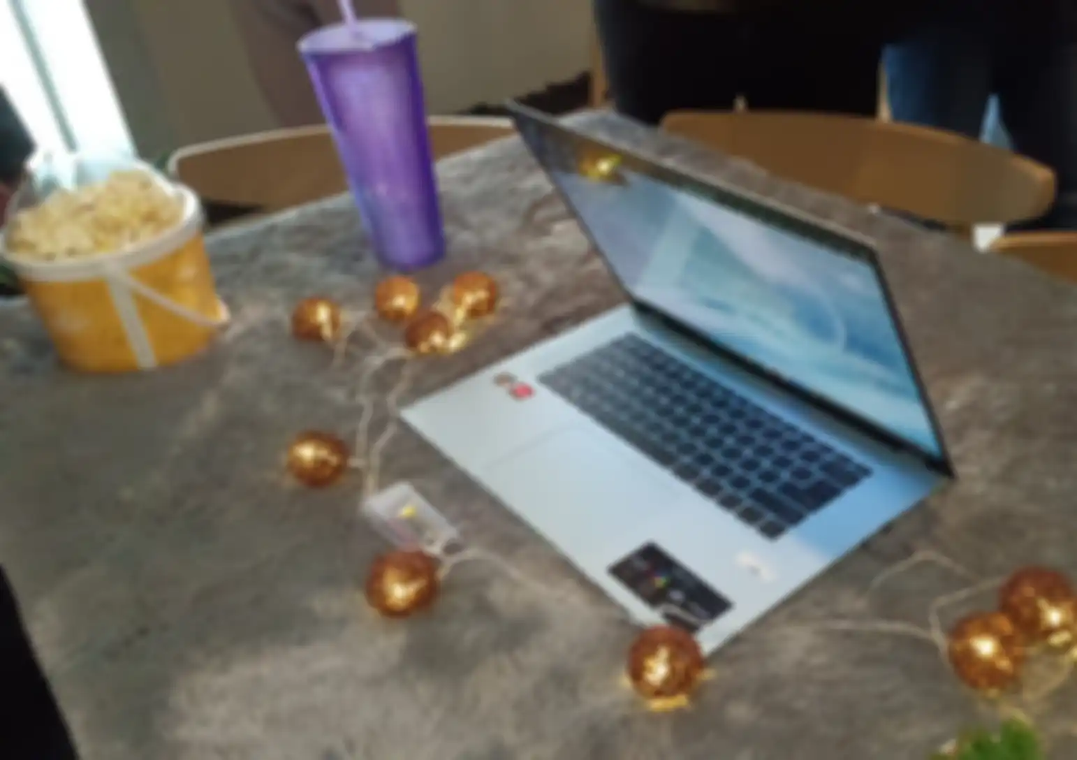 Acer Swift Edge dengan warna Ice Blue cocok untuk dibawa kemana saja.
