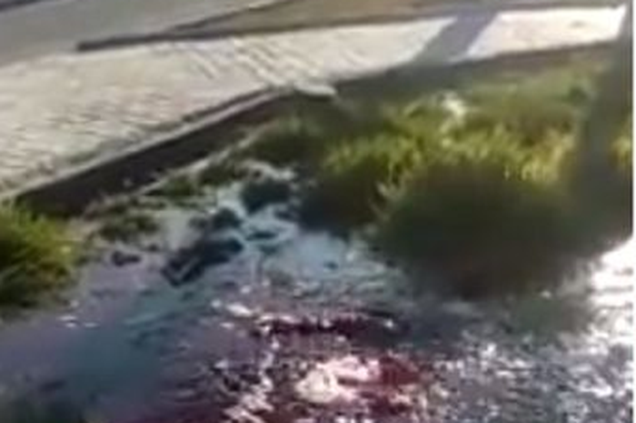 Jalanan di turki dipenuhi air berwarna merah seperti dsrah usai diguncang gempa hingga membuat masyarakatnya takut, kenapa?