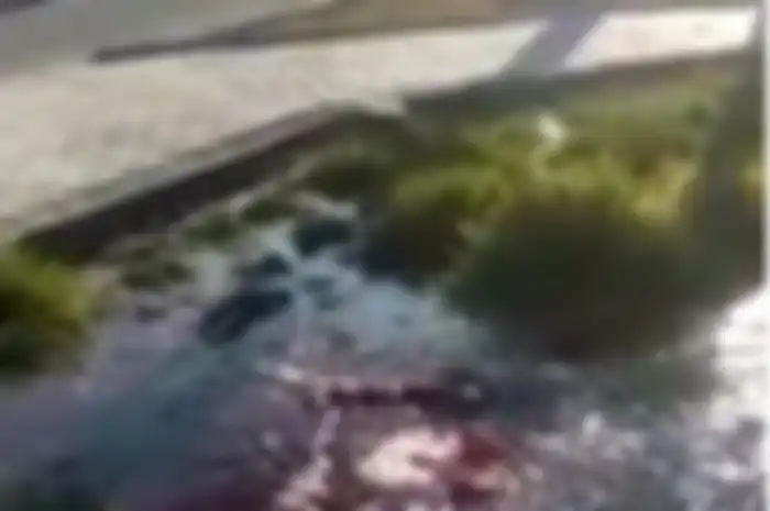 Jalanan di turki dipenuhi air berwarna merah seperti dsrah usai diguncang gempa hingga membuat masyarakatnya takut, kenapa?
