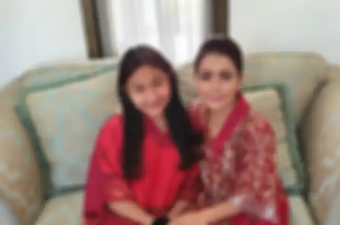 Gaya rambut dan makeup simpel ala anak Mayangsari untuk tampilan menawan dengan outfit merah saat Lebaran