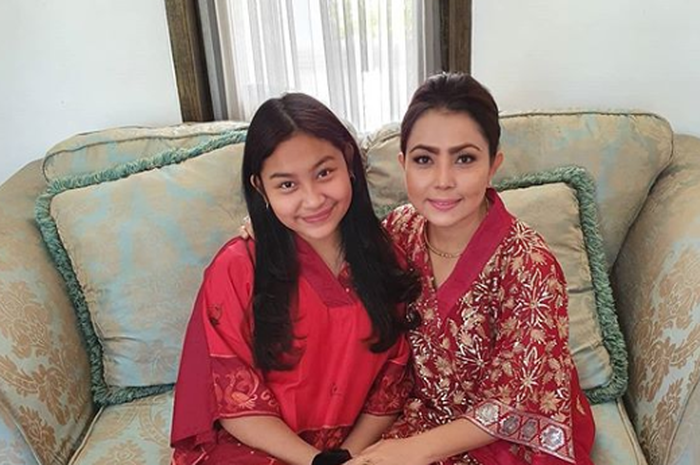 Gaya rambut dan makeup simpel ala anak Mayangsari untuk tampilan menawan dengan outfit merah saat Lebaran