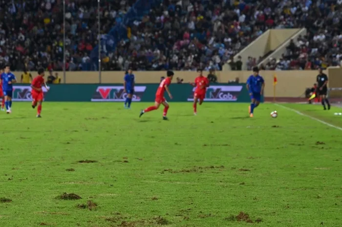 Potret buruknya kondisi lapangan Stadion Thien Truong pada laga Thailand lawan Laos pada Selasa (17/5/2022)