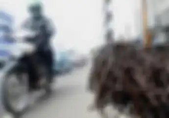Street Manners: Ranjau Paku Bikin Celaka dan Rawan Kejahatan, Polisi Bagikan Tips Aman Naik Motor