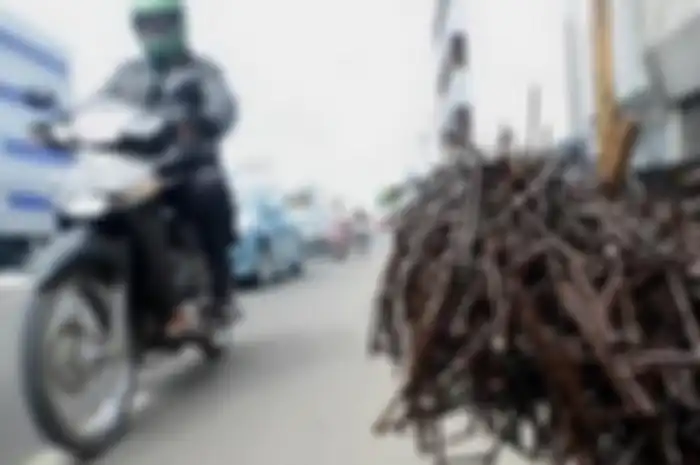Waspada ranjau paku ada di mana-mana bikin celaka dan mengundang kriminalitas, polisi bagikan tips aman naik motor.