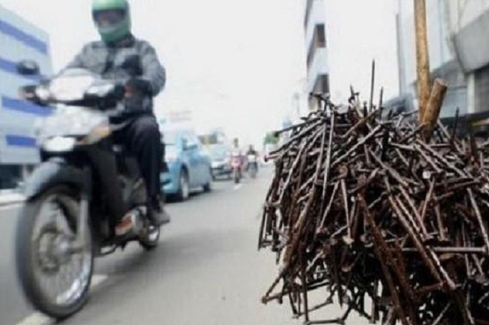 Waspada ranjau paku ada di mana-mana bikin celaka dan mengundang kriminalitas, polisi bagikan tips aman naik motor.