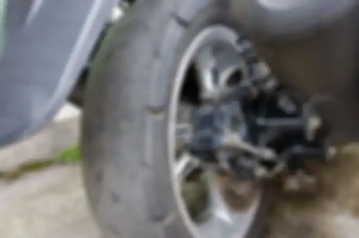 Ilustrasi. Kenapa ban motor belakang lebih gampang botak ketimbang ban depan?