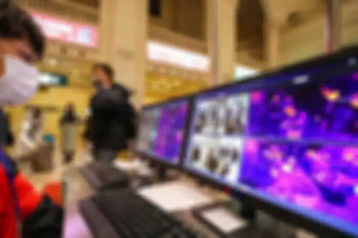 Petugas Stasiun di Tiongkok periksa virus Corona agar tidak tersebar