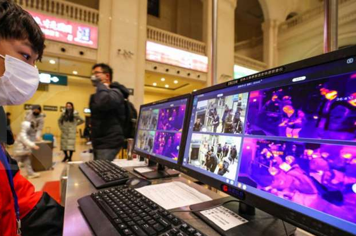 Petugas Stasiun di Tiongkok periksa virus Corona agar tidak tersebar
