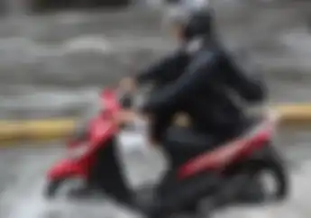Terbongkar Alasan Kenapa Bikers Dilarang Angkat Kaki Saat Melibas Genangan Air di Jalan