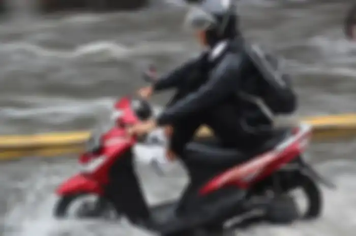 Akhirnya terungkap kenapa pemotor atau bikers dilarang angkat kaki saat melibas genangan air.