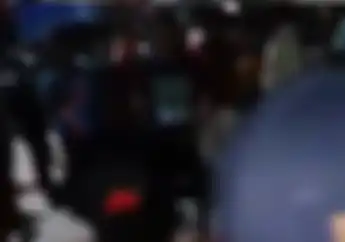 Tragis! Video Tangisan Keluarga Pecah di Tengah Jalan, Pemotor Meninggal Ditabrak Kontainer