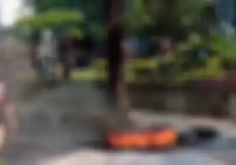 Mencekam, Jalan Rasuna Said Lumpuh Total, Ratusan Driver Ojol Gelar Demo Sambil Bakar Ban