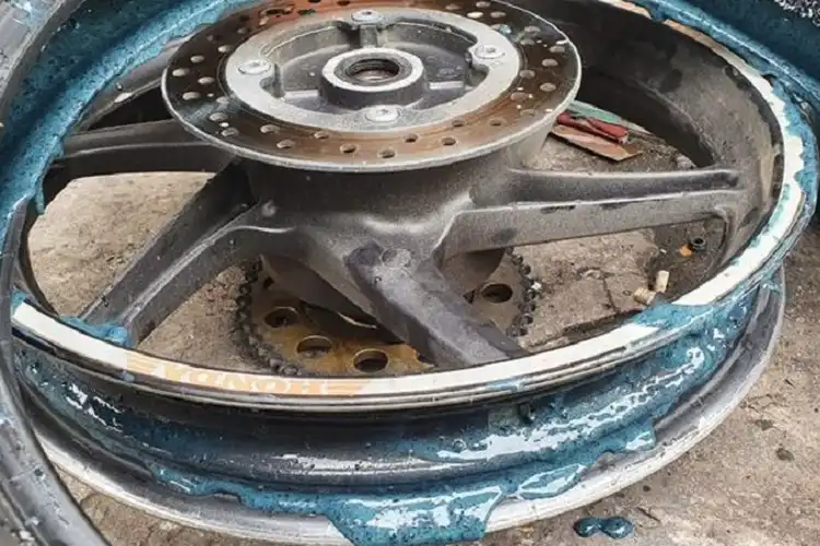 Pelek Motor Berkarat dan Keropos Gara-gara Pakai Cairan Anti Bocor, Serius?
