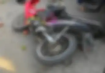 Miris, Pemotor Jatuh Di Jalan, Seketika Dihantam Mobil Dari Lawan Arah