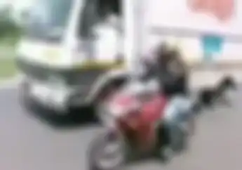 Video Pemukulan Spion Mobil Kembali Terjadi, Sopir Truk Kesal Motor Langsung Dilindas