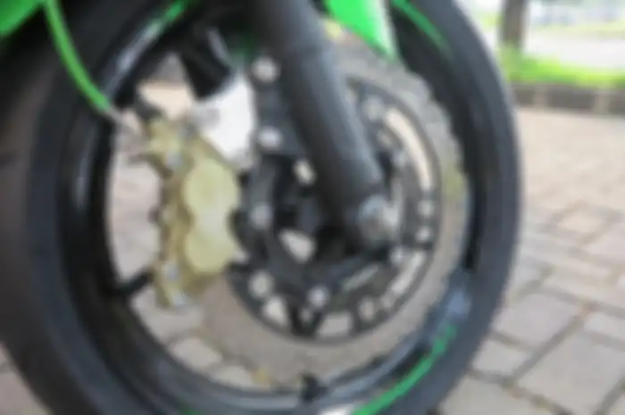 Kaliper Brembo 4 piston dengan slang rem braided