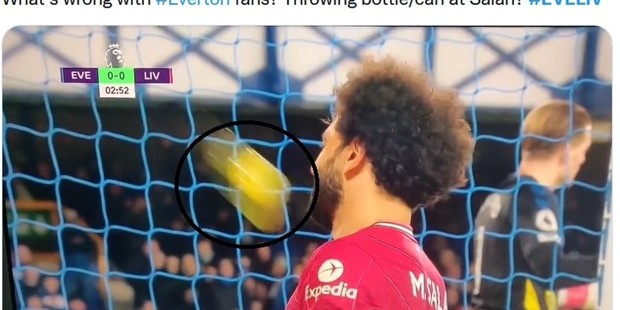 Mohamed Salah Dilempari, Alisson Becker Justru Tendang Botol ke Suporter Everton