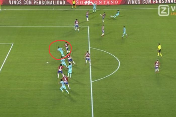 Barcelona gagal menang atas Granada gara-gara gol Joao Felix dianulir wasit, Xavi mempertanyakan keputusan posisi offside Ferran Torres (lingkaran merah) di partai Liga Spanyol (8/10/2023).