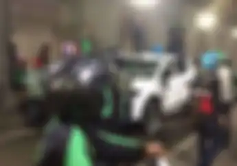 Heboh! Hancurkan dan Pukul Pengendara Nissan X-Trail, Puluhan Driver Ojol Dihujat Netizen