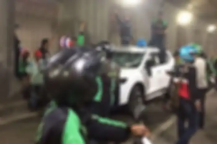 Puluhan driver ojol hancurkan Nissan X-Trail di underpass Senen, Jakpus.
