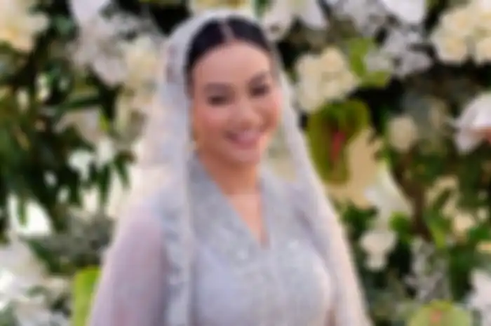 Cantiknya Yura Yunita dalam balutan kebaya perak