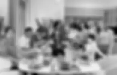 Tampil Berhijab Sambut Imlek di Rumah Mertua, Cut Meyriska dan Roger Danuarta Bagikan Momen Hangat Kumpul Bareng Keluarga Besarnya, Netizen: Perbedaan Itu Indah