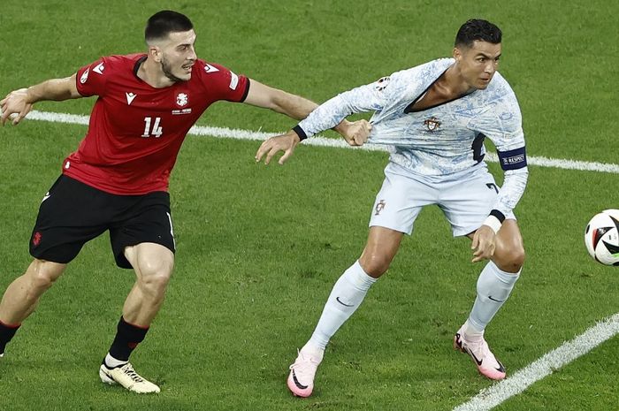 Insiden tarik jersei Cristiano Ronaldo oleh Luka Lochosvili dalam partai timnas Portugal vs Georgia di Grup F Euro 2024.