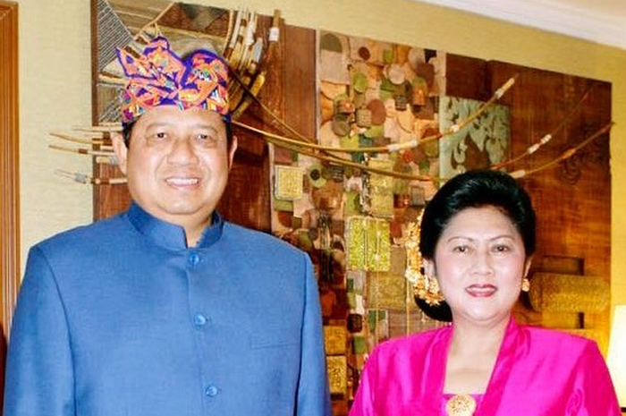 Selain suka memotret, Bu Ani juga sangat suka kain daerah Indonesia, inilah yang dilakukannya untuk melestarikan kain daerah.