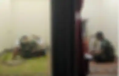 Hanya Bersekat Dinding Tipis, Viral Dua Tentara Beda Keyakinan Ini Tenang Beribadah Disaat Bersamaan, Netizen: Perdamaian yang Kita Butuhkan