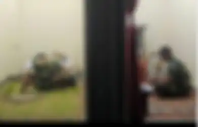 Hanya Bersekat Dinding Tipis, Viral Dua Tentara Beda Keyakinan Ini Tenang Beribadah Disaat Bersamaan, Netizen: Perdamaian yang Kita Butuhkan