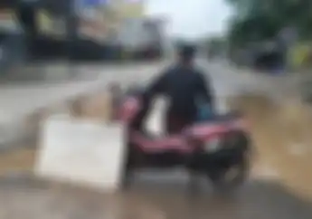 Yamaha NMAX Warna Pink Parkir di Tengah Jalan Rusak, Pemilik Motor Curi Perhatian Warga