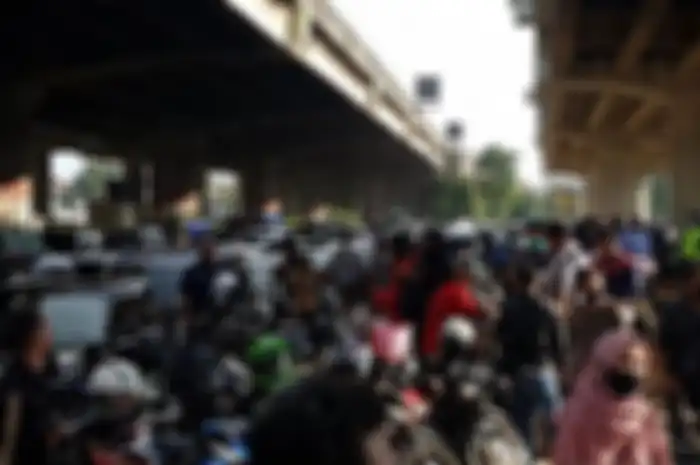 emohon perpanjangan Surat Izin Mengemudi (SIM) mengantre, Selasa (2/6/2020), di Kantor Satuan Lalu Lintas Polrestro Jakarta Timur di Jalan DI Panjaitan, sejak pukul 05.00 WIB.