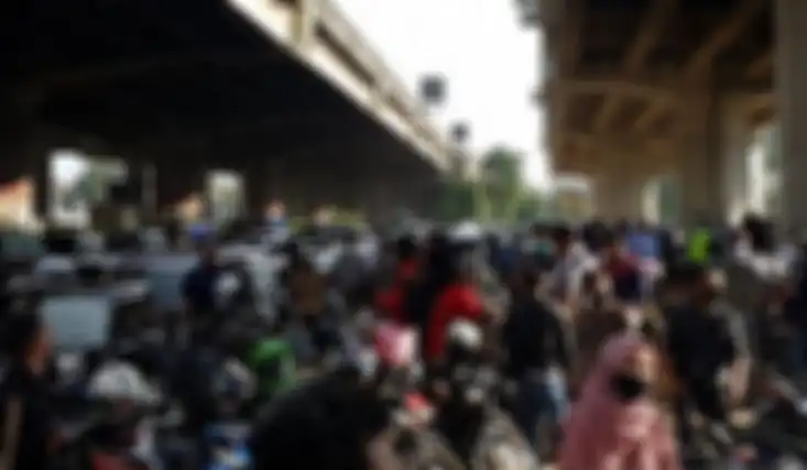 Pemohon perpanjangan Surat Izin Mengemudi (SIM) mengantre, Selasa (2/6/2020), di Kantor Satuan Lalu Lintas Polrestro Jakarta Timur di Jalan DI Panjaitan, sejak pukul 05.00 WIB.