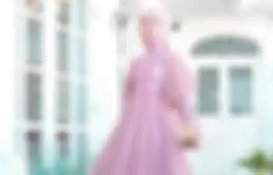 5 Ide Outfit Hijab Untuk Kondangan yang Elegan Paduan Warna Rose Gold