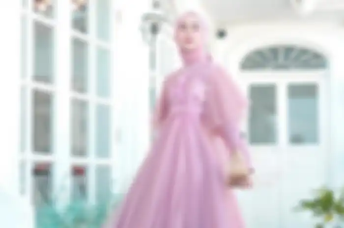 Inspirasi fashion kondangan hijab warna rose gold