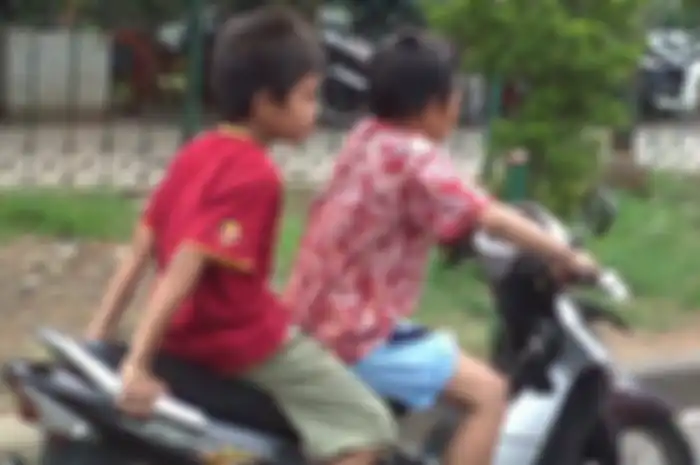 Anak di bawah umur rentan kecelakaan saat dibiarkan naik motor di jalan raya.