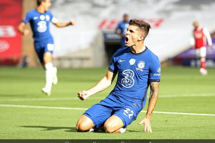 Pemain Chelsea, Christian Pulisic, mencetak gol ke gawang Arsenal dalam final Piala FA di Stadion Wembley, Sabtu (1/8/2020).