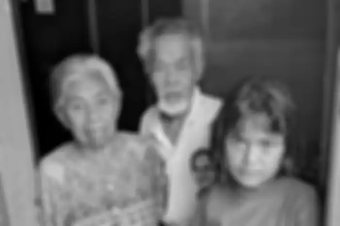 Sosok Nabila, sang gadis pemulung yatim piatu yang dibully teman-temannya karena sepatunya rusak