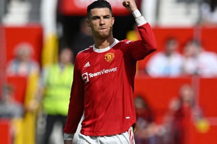 Striker Manchester United, Cristiano Ronaldo, merayakan gol ke gawang Norwich City dalam laga Liga Inggris di Stadion Old Trafford, 16 April 2022.