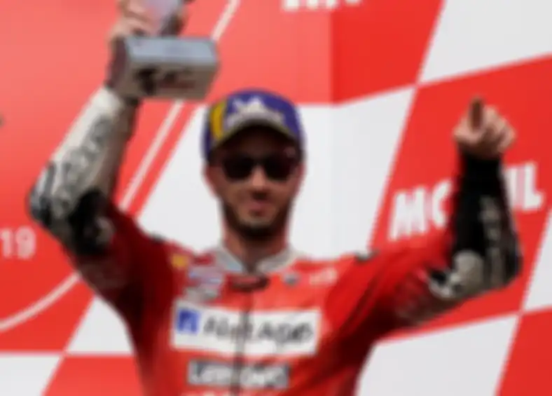 Andrea Dovizioso komplain kegagalan menahan serangan Valentino Rossi karena faktor ban