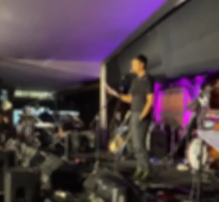 Iga Massardi membawakan puisi karya Joko Pinurbo di acara Gitaris untuk Negeri