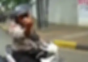 Video Oknum Polisi Kasih Jari Tengah ke Pemotor Pengawal Ambulans, Warganet Malah Berdebat