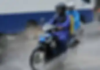 Bisa Berujung Celaka, 6 Kesalahan yang Sering Dilakukan Pemotor Saat Hujan
