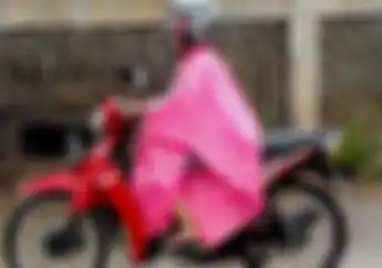 Larangan Keras Pengamat Safety Riding Naik Motor Saat Hujan Pakai Sandal Jepit, Kenapa?