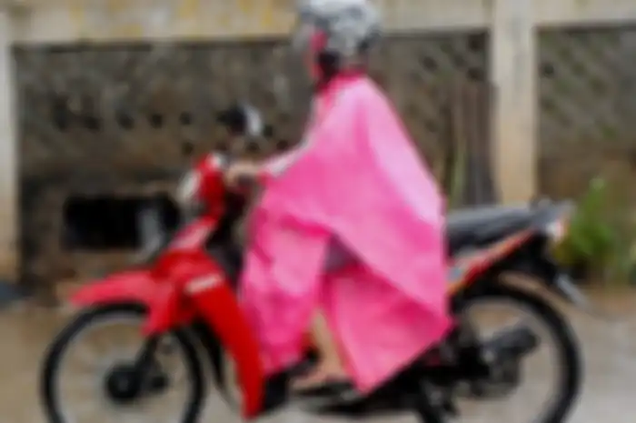 Pakai sandal naik motor saat hujan sangat berbahaya.
