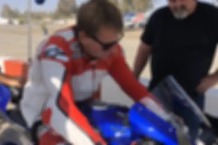 Pembalap GP500, Wayne Rainey menguji Yamaha YZF-R1 yang sudah dimodifikasi.